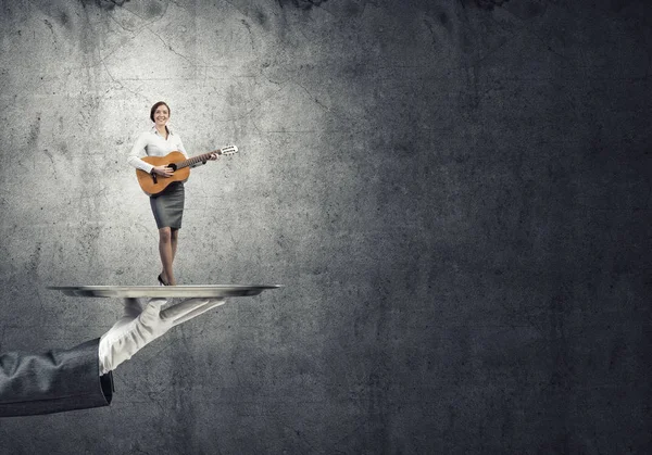 Mano Cameriere Che Presenta Vassoio Donna Suonare Chitarra — Foto Stock