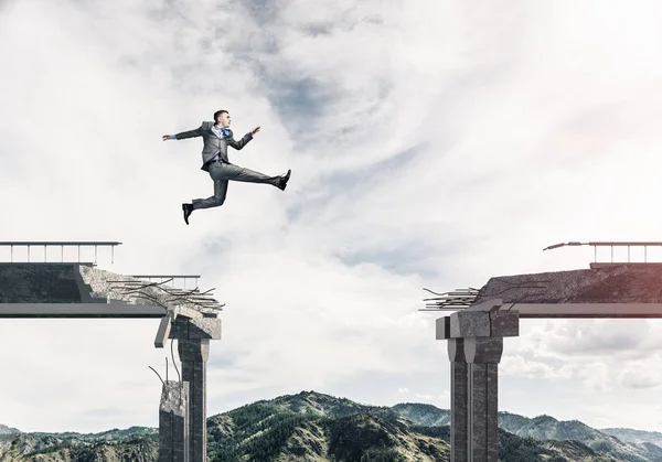 Бизнесмен Прыгающий Через Огромный Разрыв Бетонном Мосту Символ Преодоления Вызовов — стоковое фото