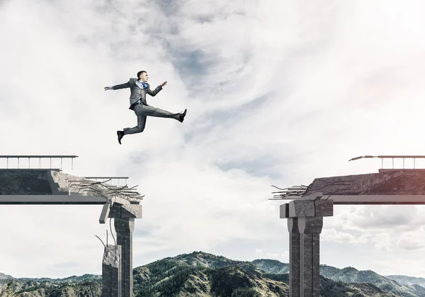 Empresário Pulando Sobre Enorme Lacuna Ponte Concreto Como Símbolo Superar — Fotografia de Stock