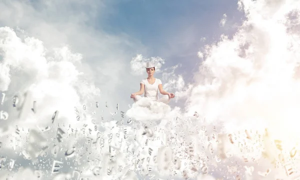 Vrouw Witte Kleding Houden Ogen Gesloten Zoek Geconcentreerd Tijdens Het — Stockfoto