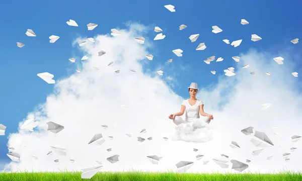 若い女性の目を維持が閉じられ 雲の背景に明るく美しい風景と紙飛行機を飛行中に瞑想しながら集中して見て — ストック写真