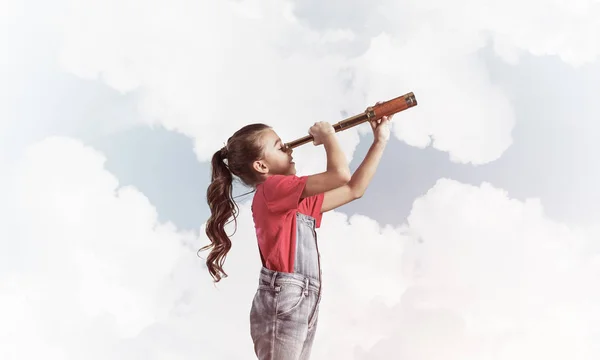 Petite Fille Mignonne Salopette Sur Fond Ciel Rêvant Avenir — Photo