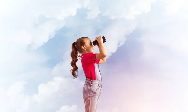 Schattig Meisje Overalls Tegen Hemel Achtergrond Dromen Toekomst — Stockfoto