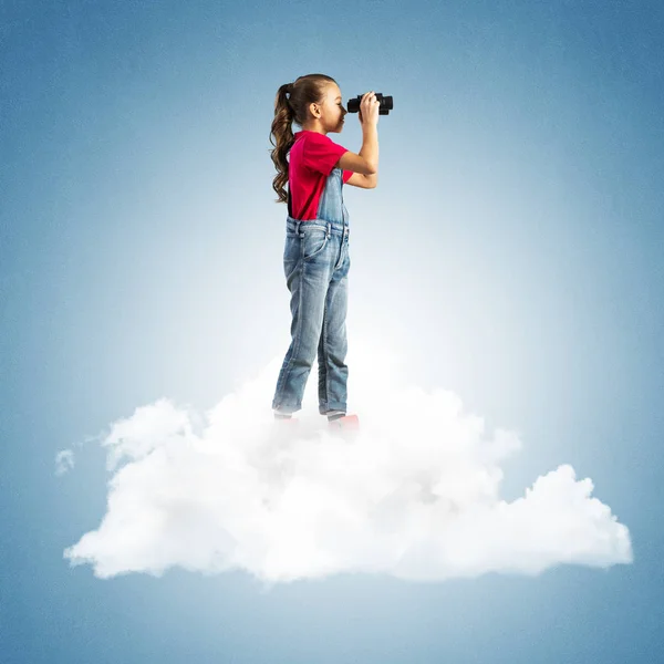 Nettes Mädchen Auf Wolke Sitzend Und Fernglas Schauend — Stockfoto
