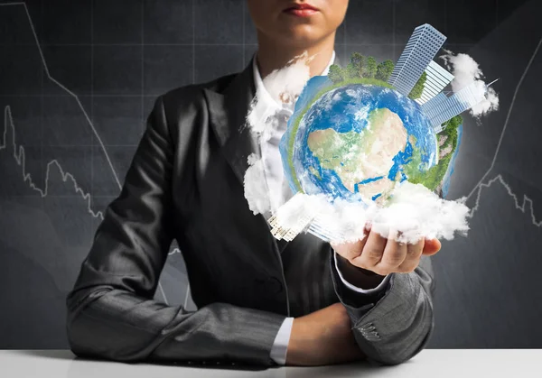 Närbild Affärsman Kostym Att Hålla Händerna Jorden Världen Med Byggnader — Stockfoto