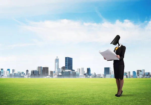 Elegante Mujer Negocios Aire Libre Con Papeles Las Manos Cámara — Foto de Stock