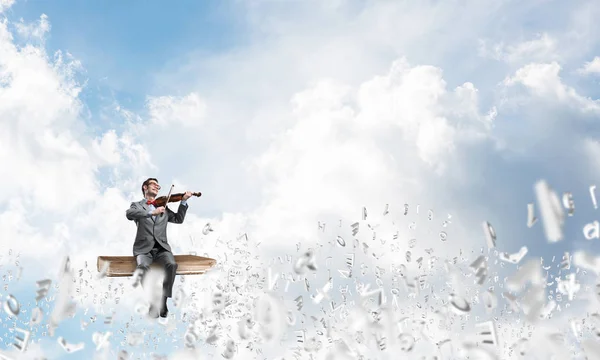 Joven Vestido Traje Gafas Sentado Libro Tocando Violín — Foto de Stock