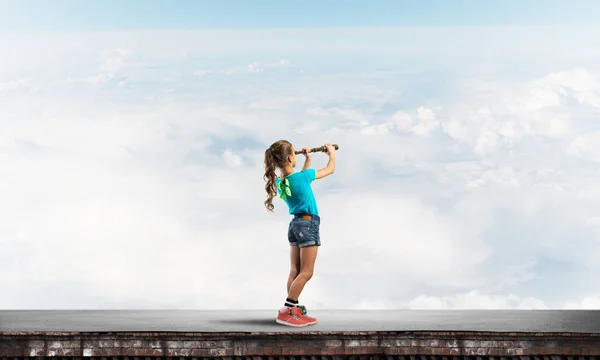 Roztomilé Dítě Dívka Stojící Střeše Domu Dívá Dalekohledu — Stock fotografie