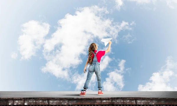 Menina Criança Feliz Bonito Topo Construção Jogando Com Avião Papel — Fotografia de Stock