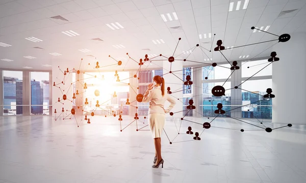 Şık iş kadını modern ofis cep telefonu ve sosyal bağlantı kavramı konuşuyor. Karışık teknik