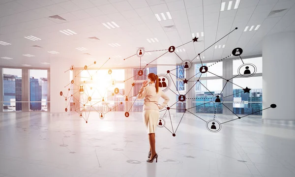 Şık iş kadını modern ofis cep telefonu ve sosyal bağlantı kavramı konuşuyor. Karışık teknik