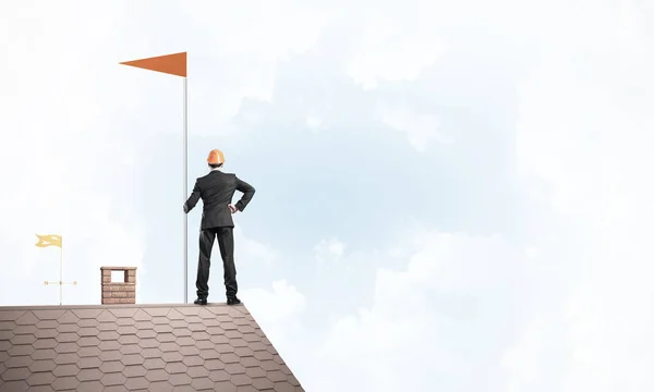 Geschäftsmann Steht Auf Dem Hausdach Und Hält Eine Rote Fahne — Stockfoto