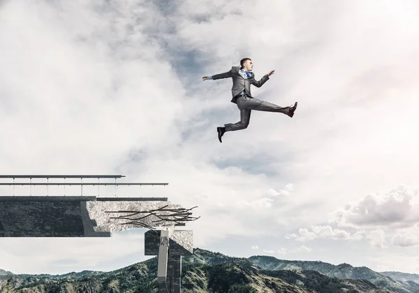 Geschäftsmann Springt Über Riesige Lücke Betonbrücke Als Symbol Für Die — Stockfoto