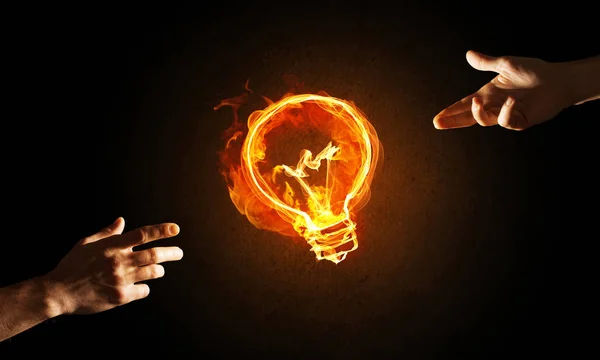 Fechar Mão Homem Negócios Mostrando Ícone Lâmpada Fogo Brilhante — Fotografia de Stock
