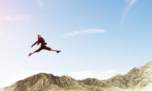 Atractiva Mujer Negocios Traje Saltando Aire Como Símbolo Posición Vida —  Fotos de Stock