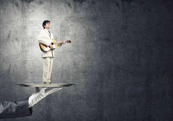 Mão Garçom Apresentando Bandeja Homem Tocando Guitarra — Fotografia de Stock