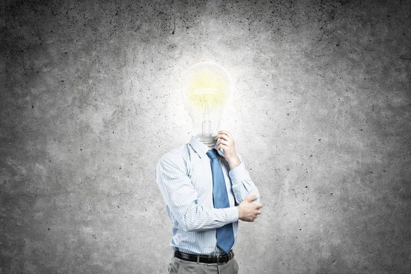 Hombre Negocios Pensativo Con Cabeza Lámpara Sobre Fondo Hormigón —  Fotos de Stock