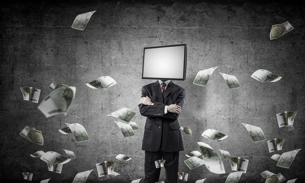 Arka plan üzerinde duran Euro uçan arasında ve gri karanlık Duvar ile işadamı Tv ile takım baş silah tutmak yerine geçti.