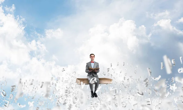 Hombre Divertido Gafas Rojas Traje Sentado Libro Cielo Azul — Foto de Stock