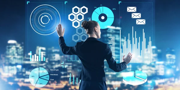 Sanal panel ve gece şehir vasıl geçmiş çalışma iş kadını arkadan görünüm