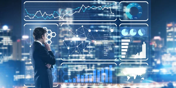 Sanal panelle çalışan iş adamlarının arka planı ve arka planda gece kenti