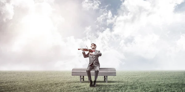 Joven Vestido Traje Gafas Sentado Banco Tocando Violín —  Fotos de Stock