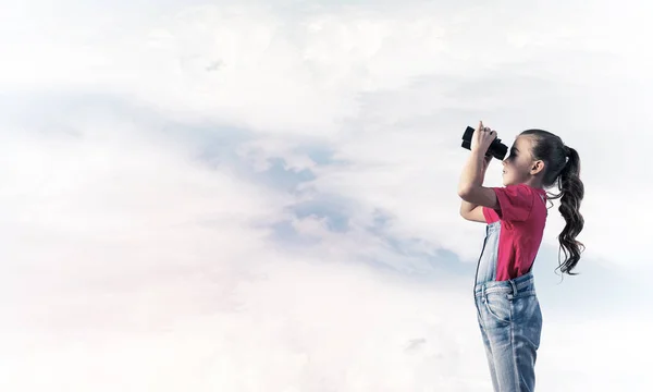 Lilla Söta Tjejen Overaller Mot Himmel Bakgrund Drömmer Framtiden — Stockfoto