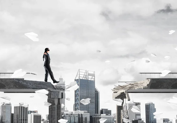 Empresario Caminando Con Los Ojos Vendados Entre Aviones Papel Voladores — Foto de Stock