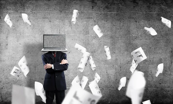 Zakenman Pak Met Laptop Plaats Van Hoofd Houden Terwijl Onder — Stockfoto