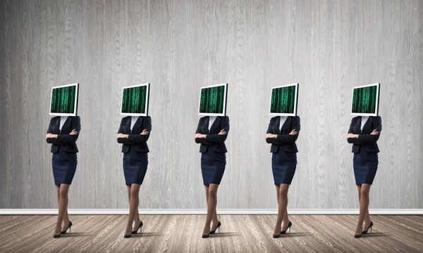 Kobiet Biznesu Garniturach Monitorami Zamiast Głowy Utrzymując Ramiona Skrzyżowanymi Stojąc — Zdjęcie stockowe