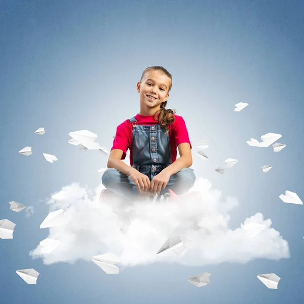 Nettes Kleines Mädchen Sitzt Auf Wolken Und Papierflieger Fliegen Herum — Stockfoto