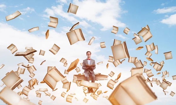 Homme Drôle Lunettes Rouges Costume Assis Sur Livre Lecture — Photo