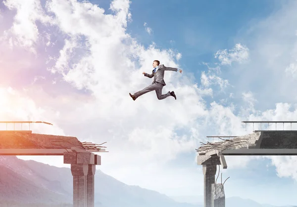 Empresario Saltando Sobre Una Enorme Brecha Puente Hormigón Como Símbolo — Foto de Stock