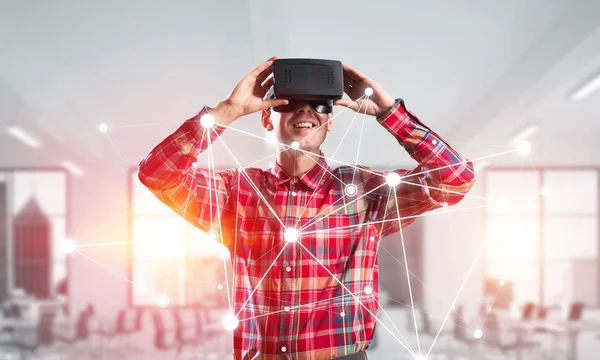 Virtuális Valóság Sisak Vagy Szemüveg Alatt Kapcsolat Háttér Fiatalember Vegyes — Stock Fotó