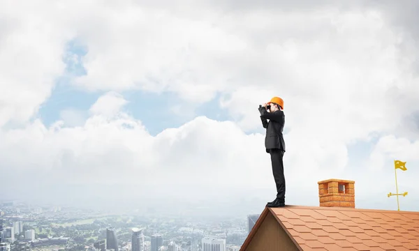 Mladý Obchodník Obleku Helmě Okraji Střechy Hledá Něco Nového Smíšená — Stock fotografie