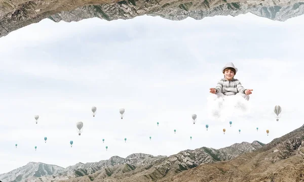 若い男の子の目を維持が閉じられ 気球を飛行中 二つの自然世界のクラウドを瞑想しながら集中して見て — ストック写真