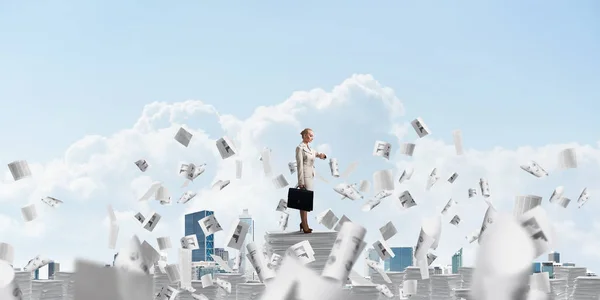 Selbstbewusste Geschäftsfrau Anzug Die Zwischen Fliegenden Papieren Mit Wolkenverhangener Wolkendecke — Stockfoto