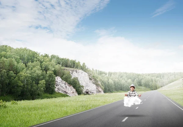 Mladý Chlapec Udržet Oči Zavřené Hledá Soustředil Při Meditaci Mrak — Stock fotografie