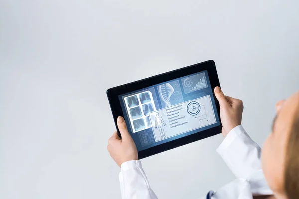 Tablet Dispositivo Com Tela Interface Medicamento Nas Mãos Médico — Fotografia de Stock