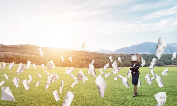 Obchodní Žena Obleku Starou Televizi Místo Hlavy Držení Zbraně Překročili — Stock fotografie