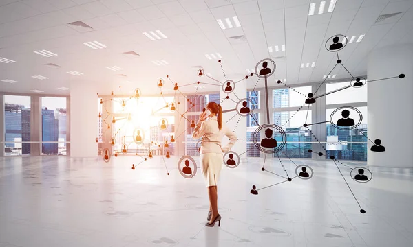 Elegante Geschäftsfrau Modernem Büro Mit Handy Und Sozialem Verbindungskonzept Gemischte — Stockfoto