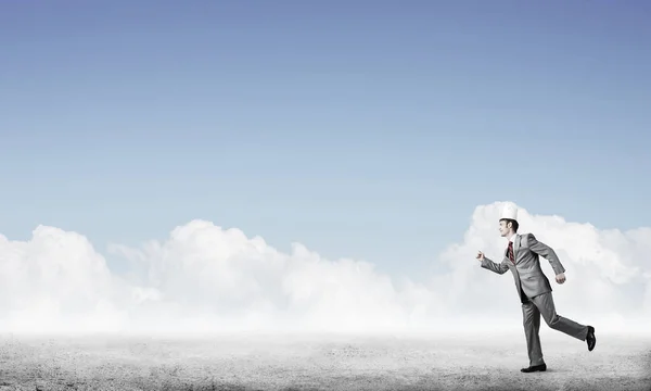 Joven Hombre Negocios Guapo Con Corona Papel Blanco Corriendo Toda —  Fotos de Stock