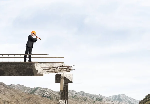 Young Ingenieur Pak Helm Zoek Spyglass Terwijl Staande Gebroken Brug — Stockfoto