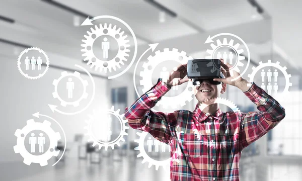 Jonge Man Met Virtual Reality Headset Bril Sociale Verbinding Achtergrond — Stockfoto