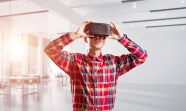 Sanal gerçeklik kulaklık veya 3d gözlük odasında oyun oynama ile genç adam