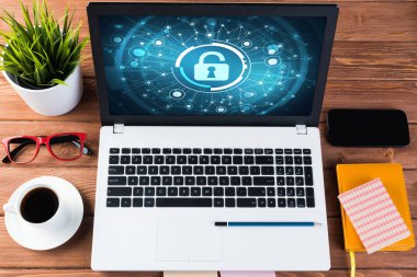 İş çalışma alanı başı işleri ve asma kilit simgeleri ekranda ile dizüstü bilgisayar ile