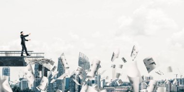 Kağıtları kocaman bir boşluk ile beton köprü üzerinde gizli tehditler ve riskler sembolü olarak uçan arasında blindfolded yürüyüş iş adamı. Cityscape görünümü arka plan üzerinde. 3D render.