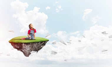 Gökyüzünde yüzen bir adada oturan tatlı, gülümseyen bir kız.
