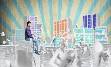 Belgeleri arka plan üzerinde kabataslak cityscape manzaralı uçan arasında casual giyim oturuşta çekici bir adam. Karışık teknik.