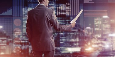 Sanal panel arayüzüne karşı iş adamının arka görünümü belgeleri elinde tutuyor